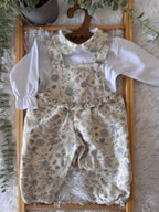 Jardineiras florais com camisola branca