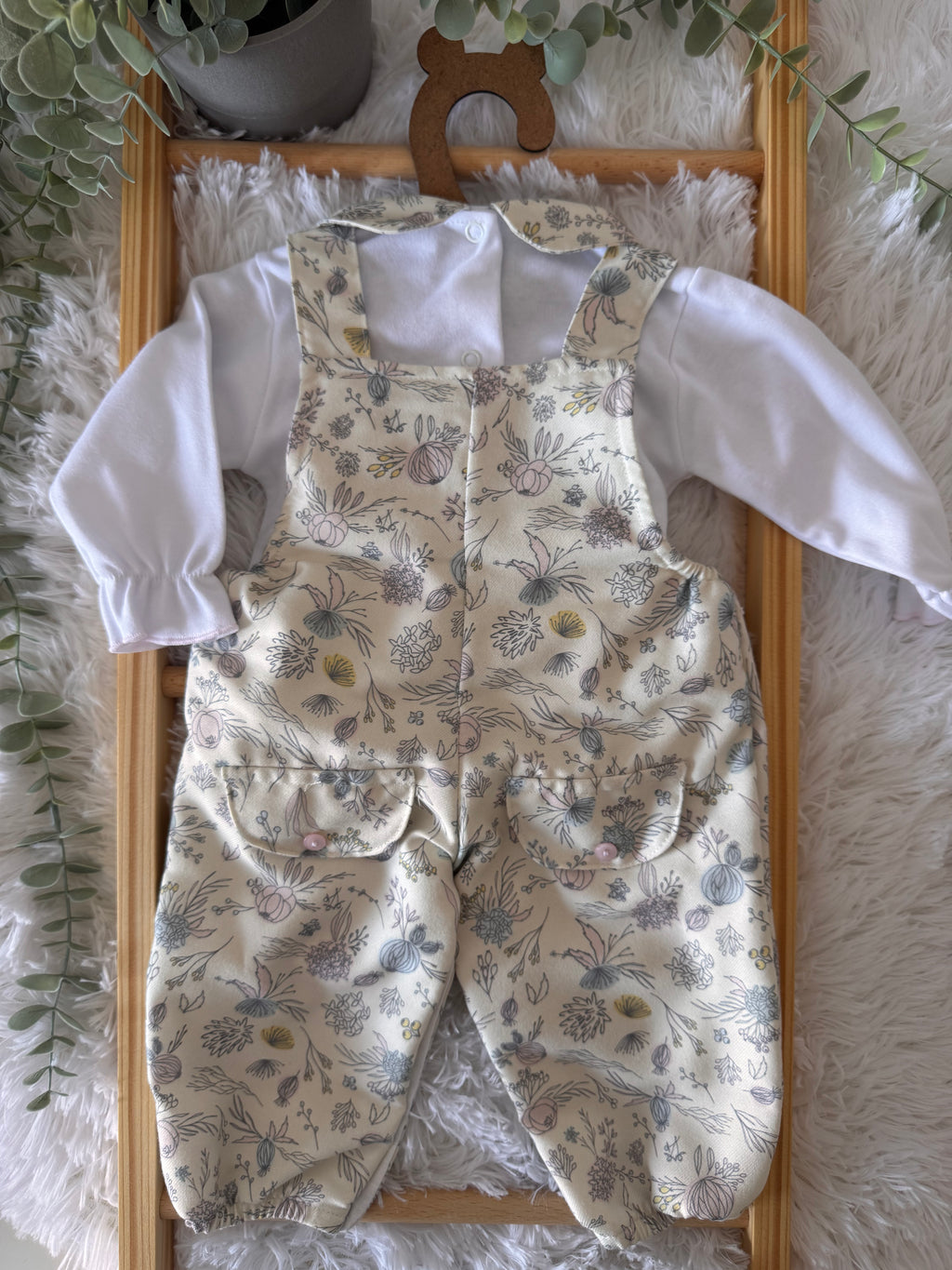 Jardineiras florais com camisola branca