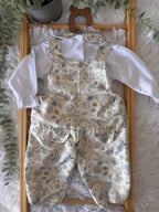 Jardineiras florais com camisola branca