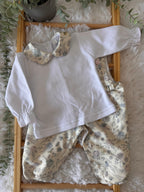 Jardineiras florais com camisola branca