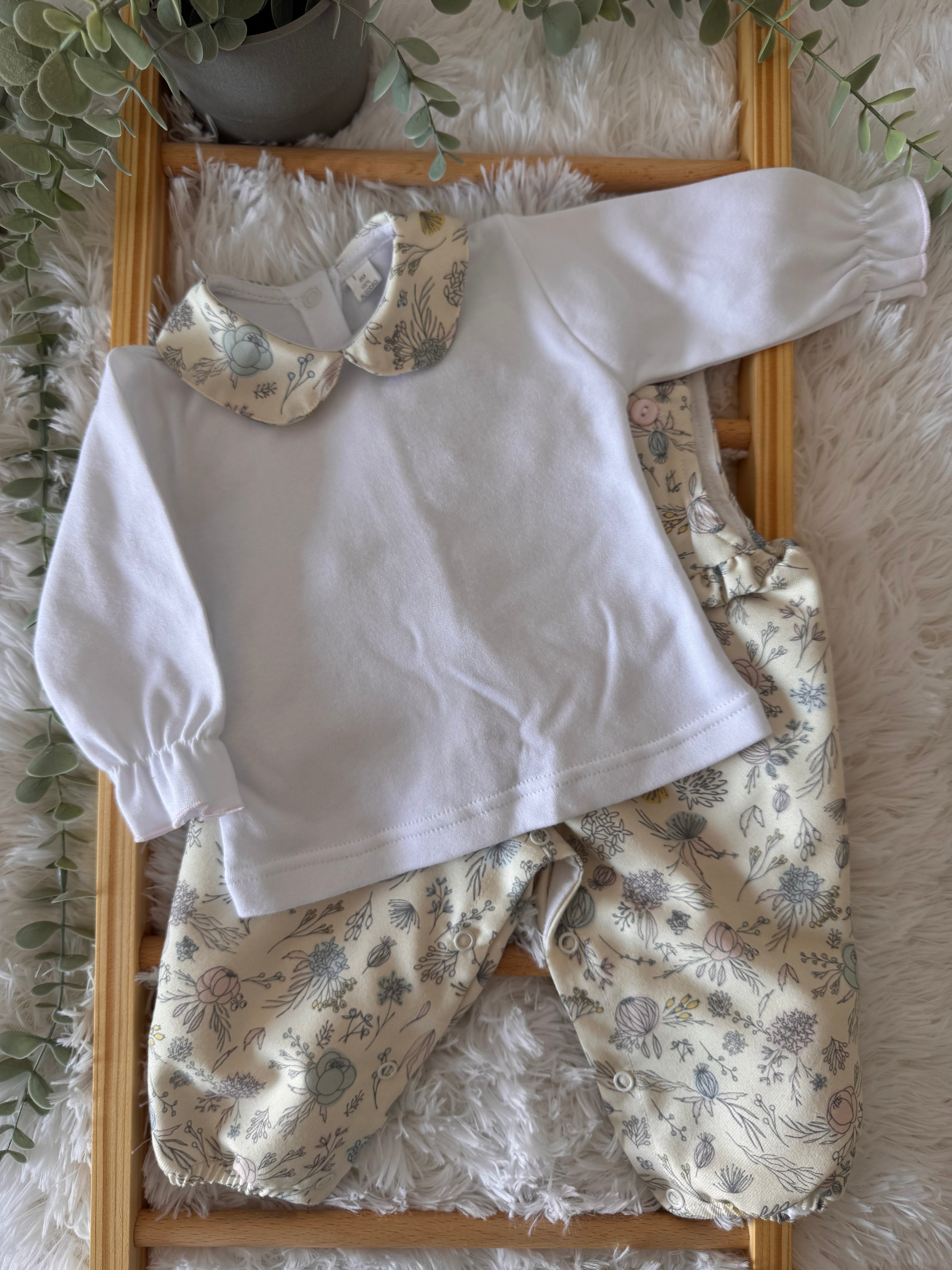 Jardineiras florais com camisola branca