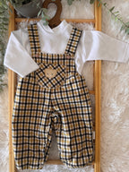 Jardineiras de menino com blusa branca