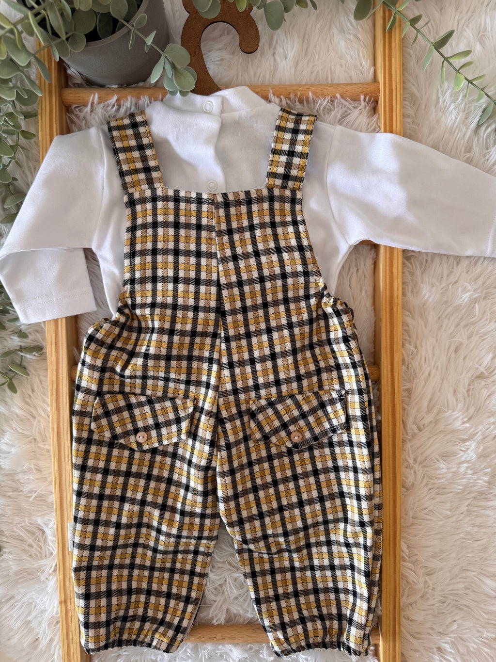 Jardineiras de menino com blusa branca