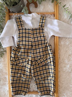 Jardineiras de menino com blusa branca