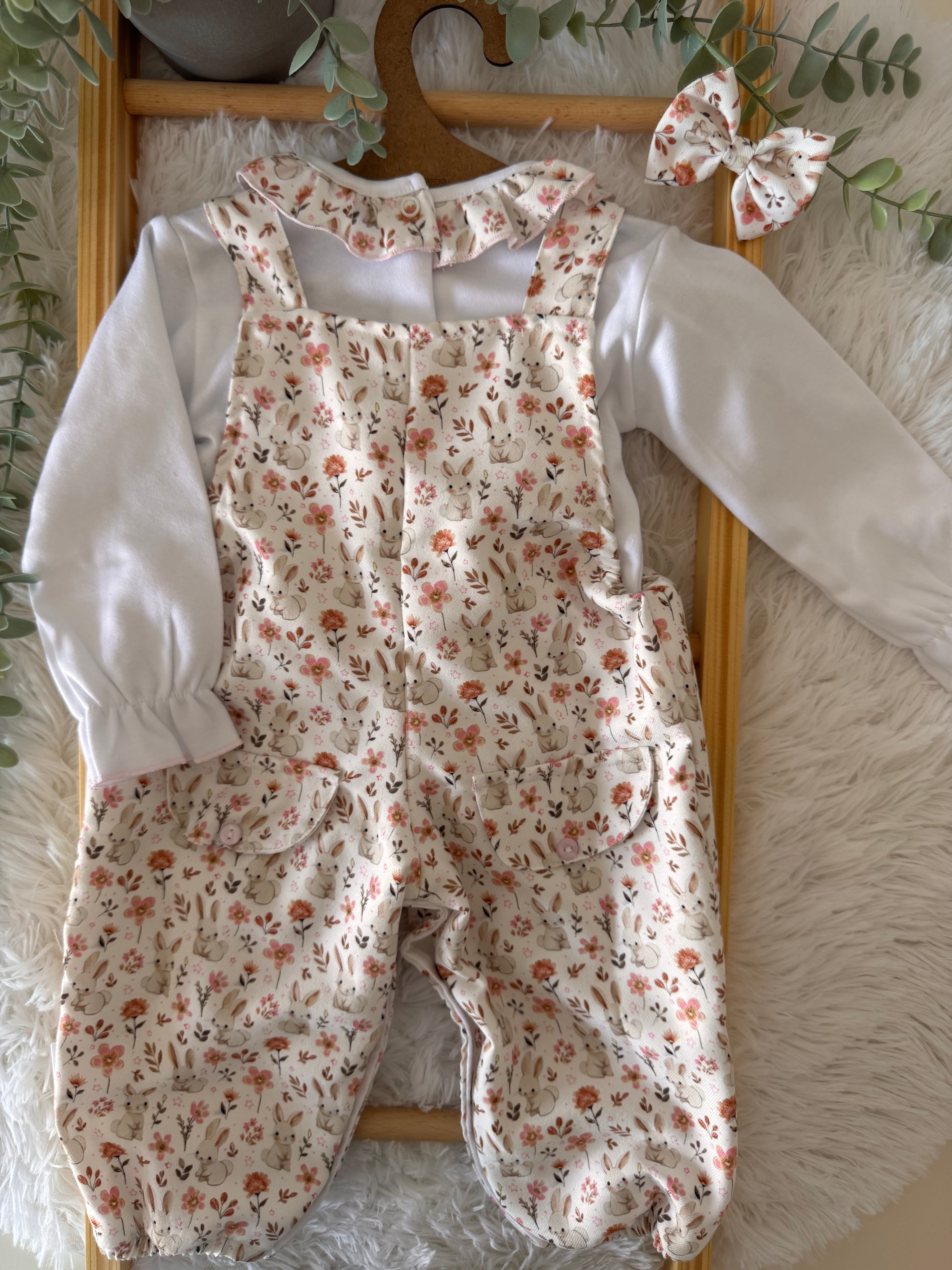 Jardineiras florais de menina