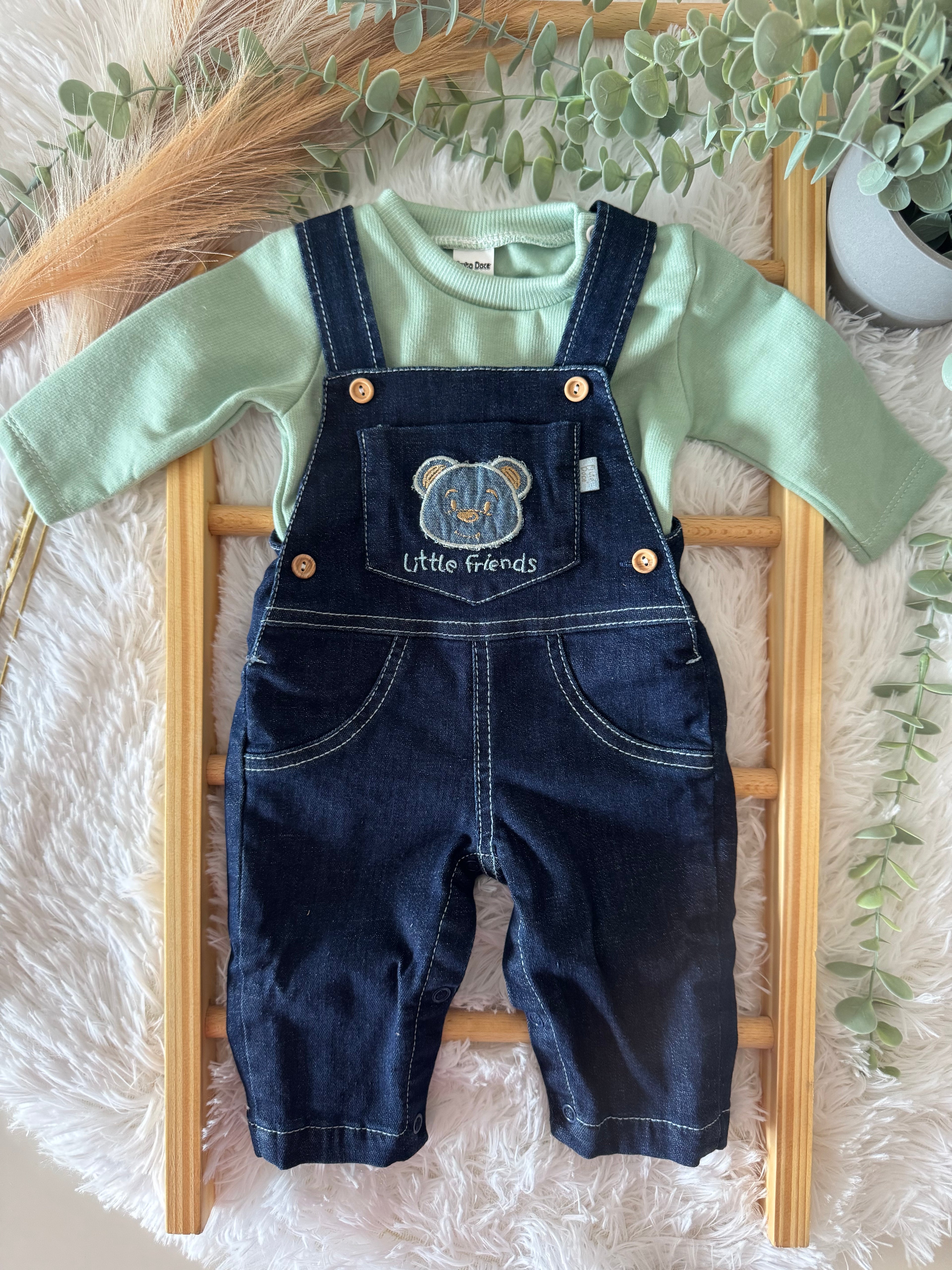 Jardineiras de ganga com camisola verde