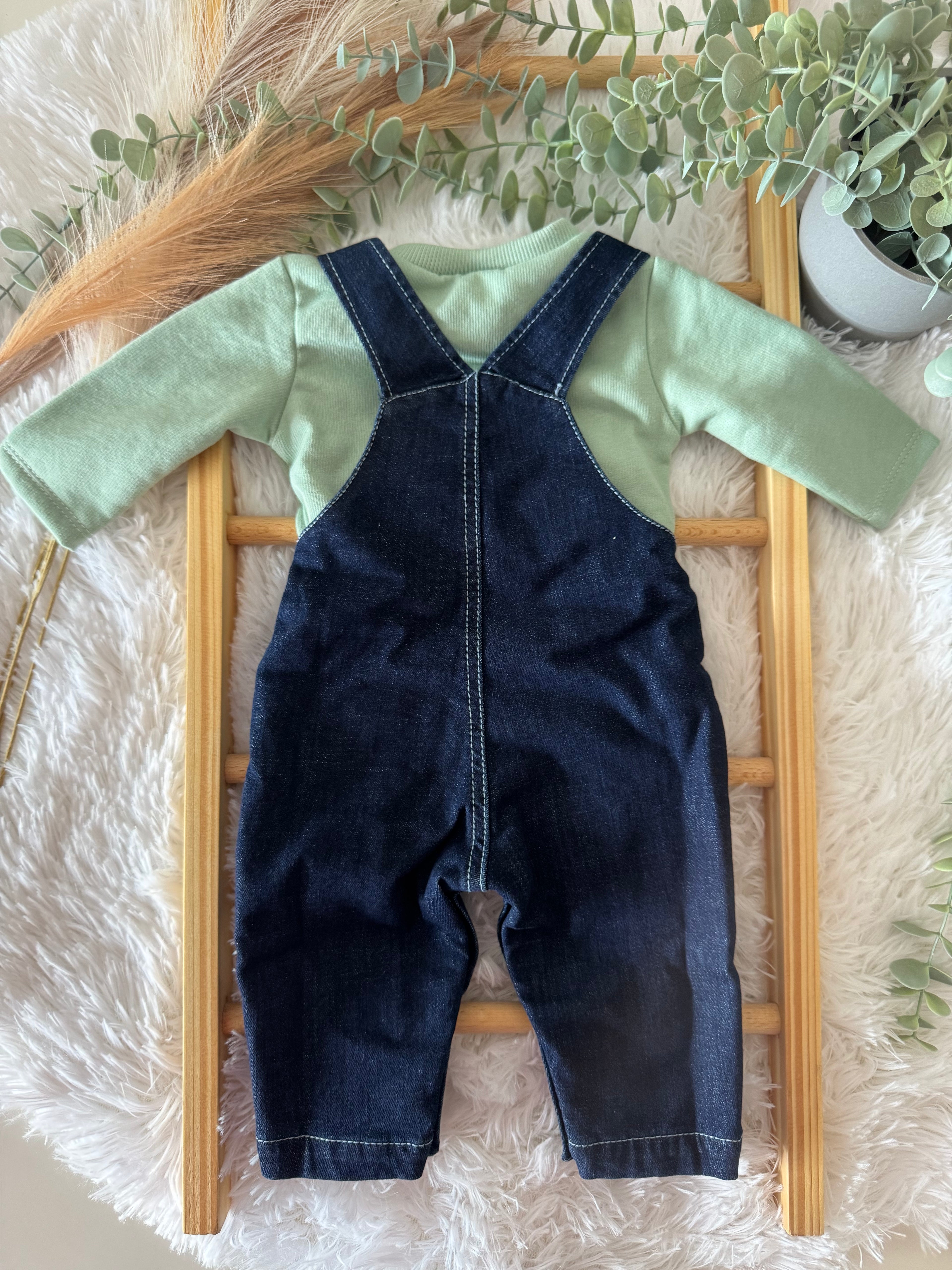 Jardineiras de ganga com camisola verde