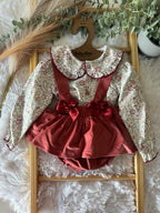 Conjunto de jardineiras saia com camisa bordeaux