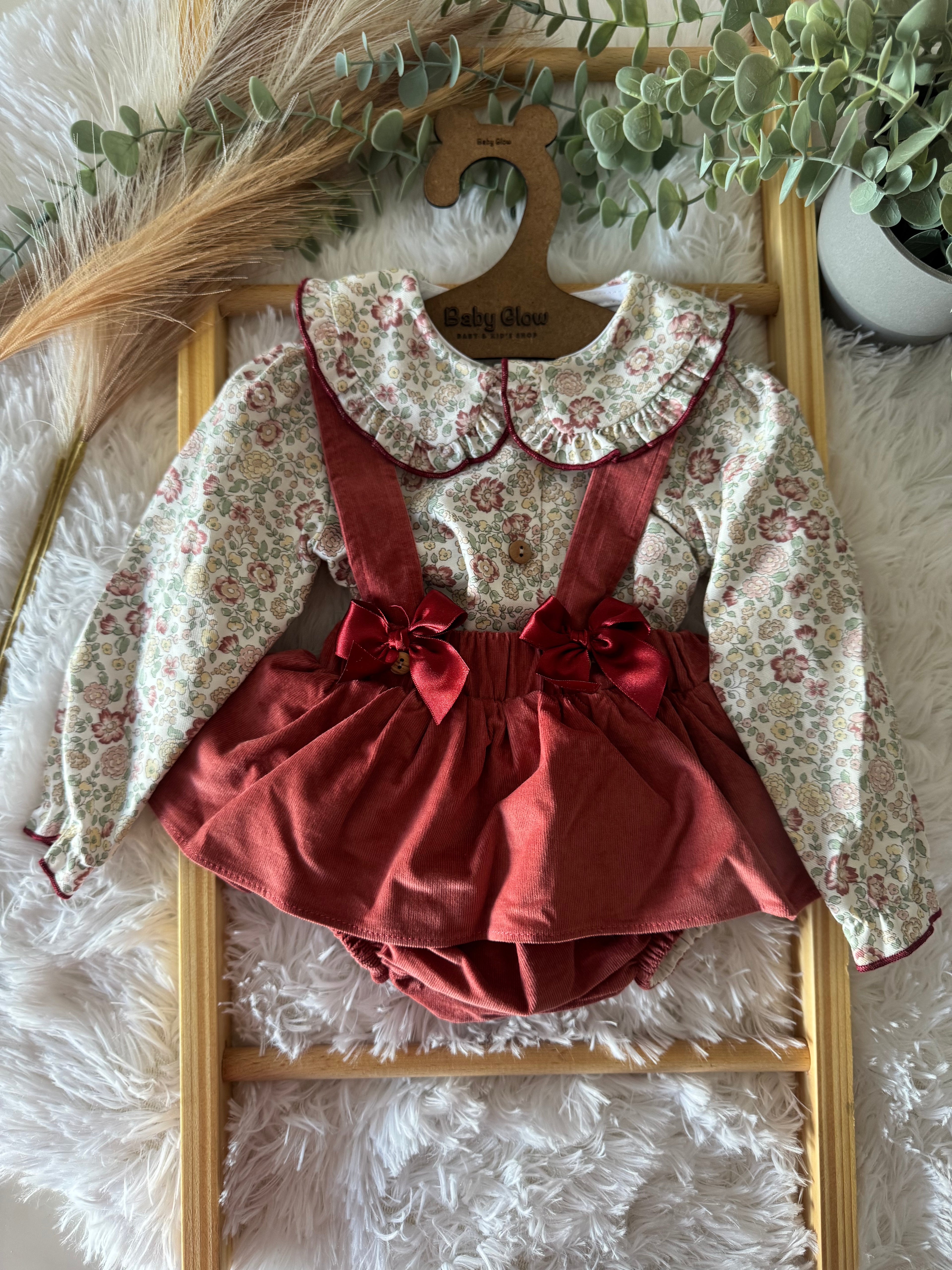 Conjunto de jardineiras saia com camisa bordeaux