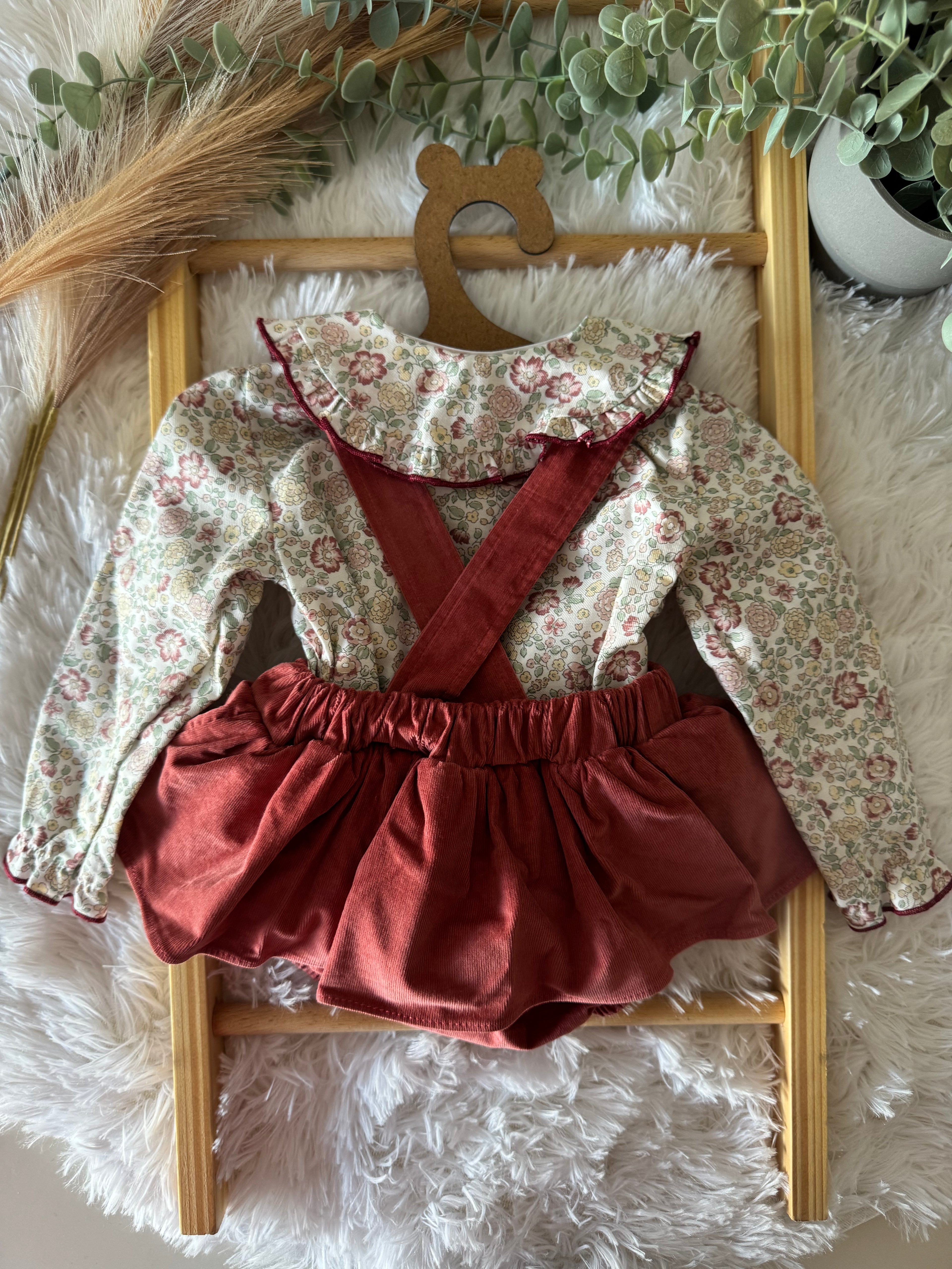 Conjunto de jardineiras saia com camisa bordeaux