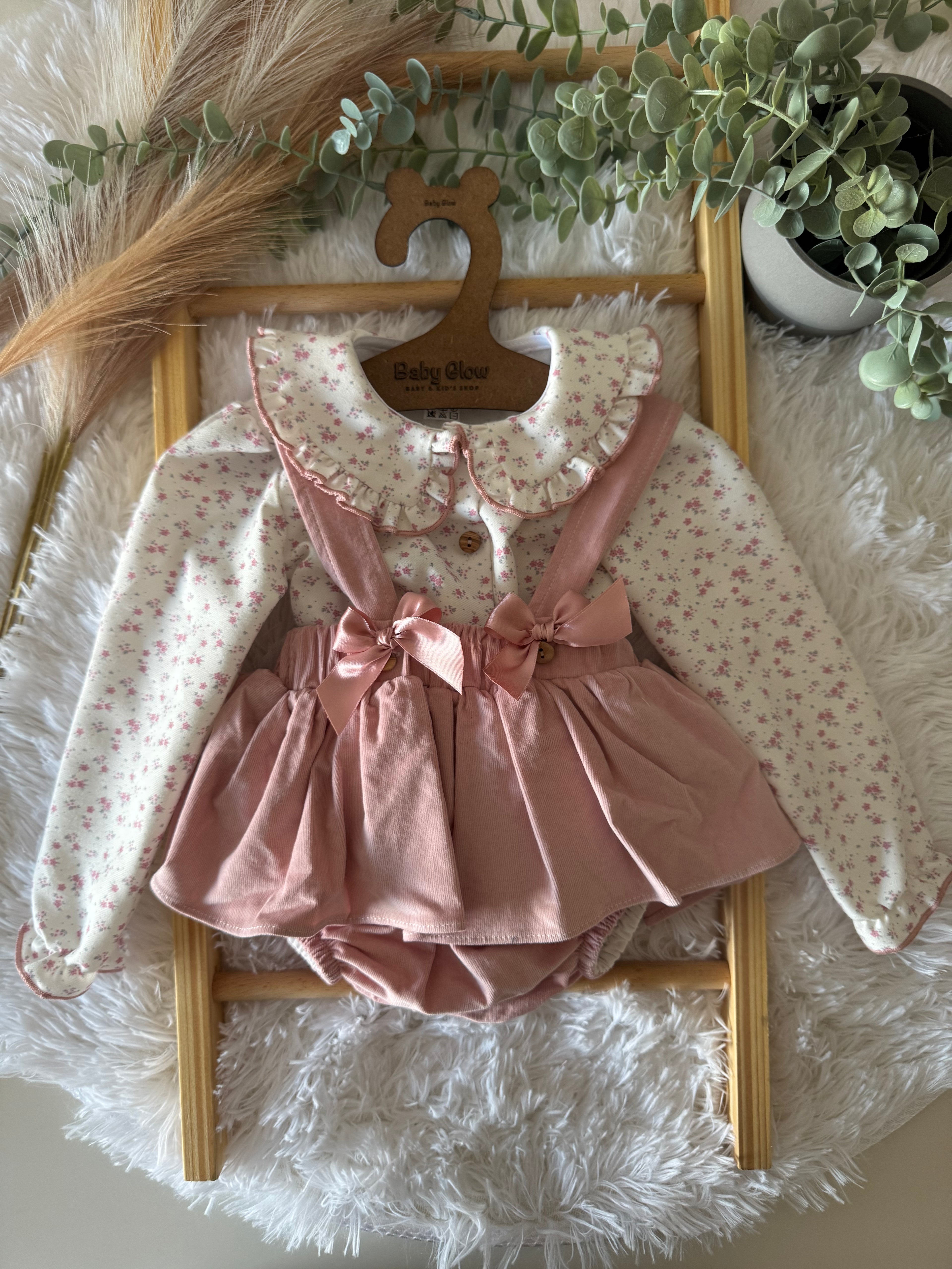 Conjunto de jardineiras saia com camisa rosa velho