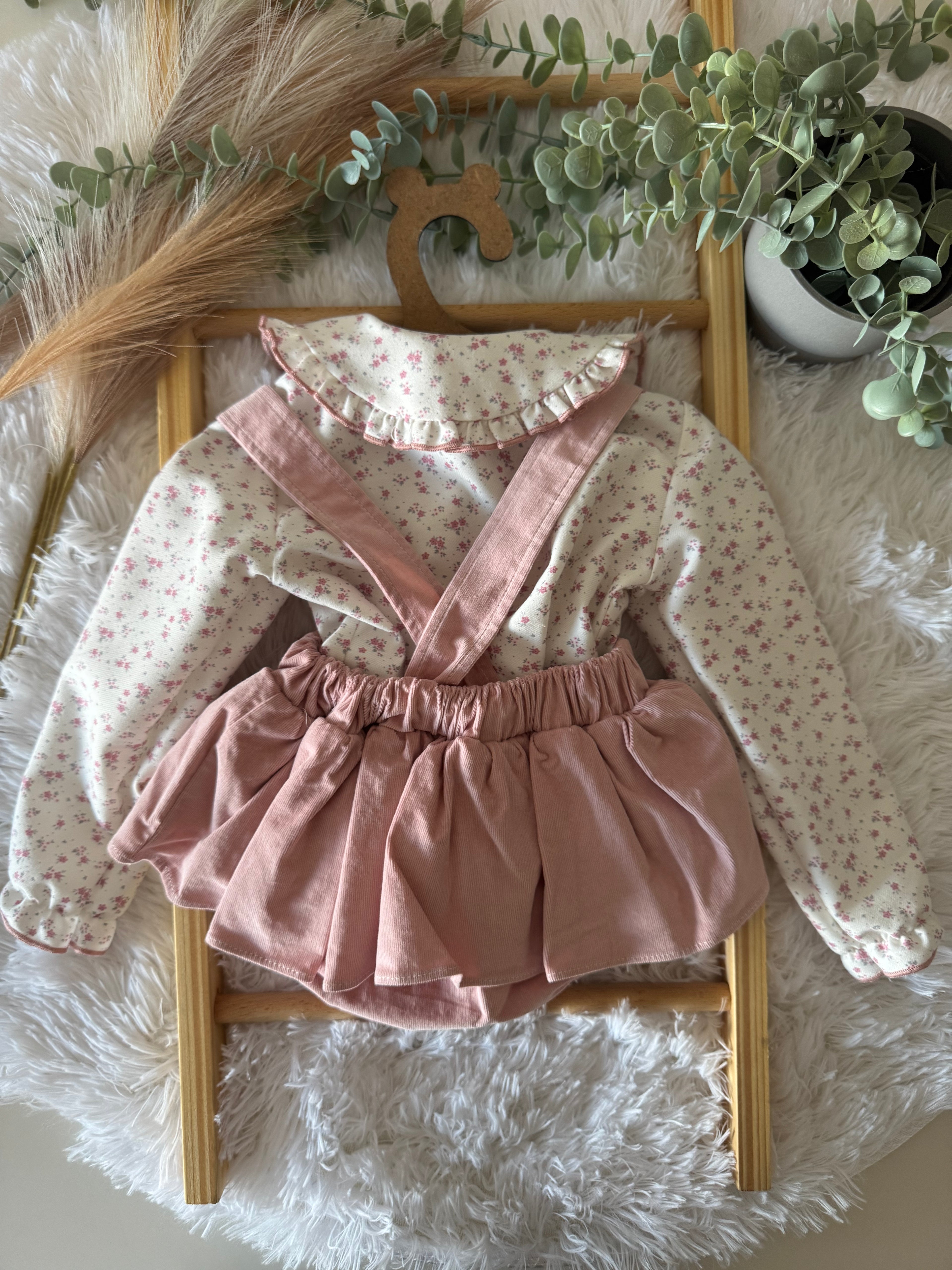 Conjunto de jardineiras saia com camisa rosa velho