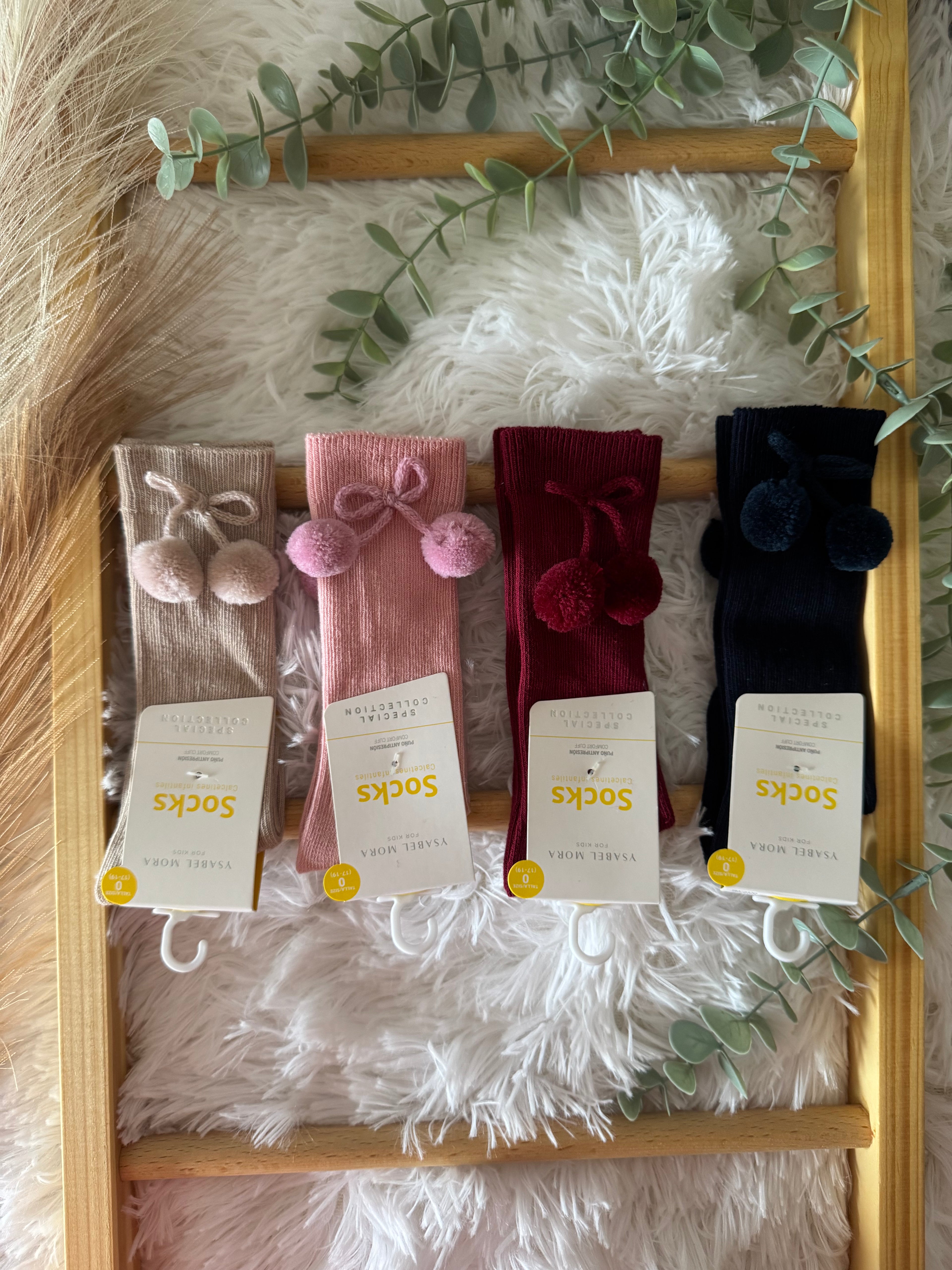 Meias com pompom de várias cores