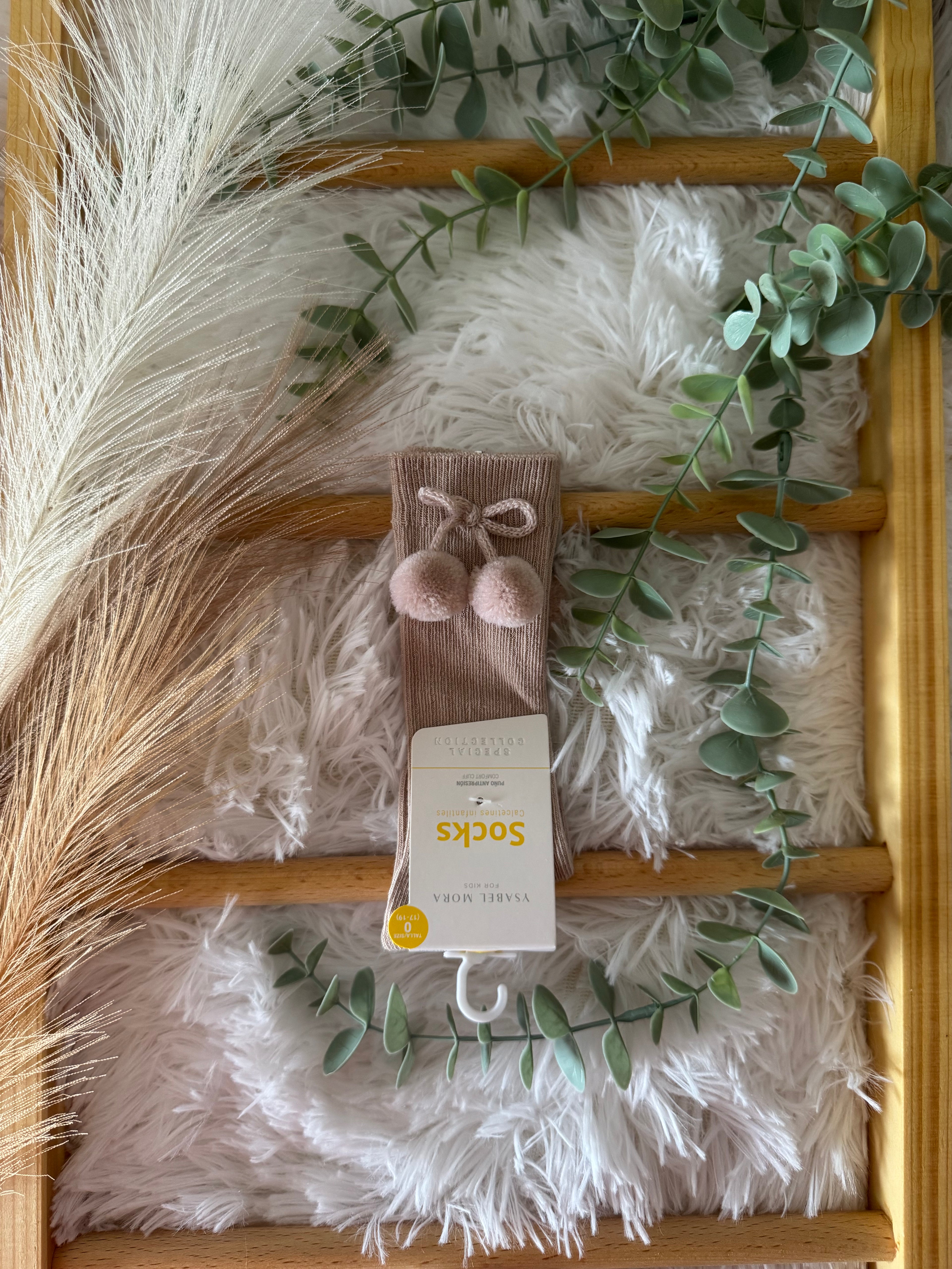 Meias com pompom de várias cores