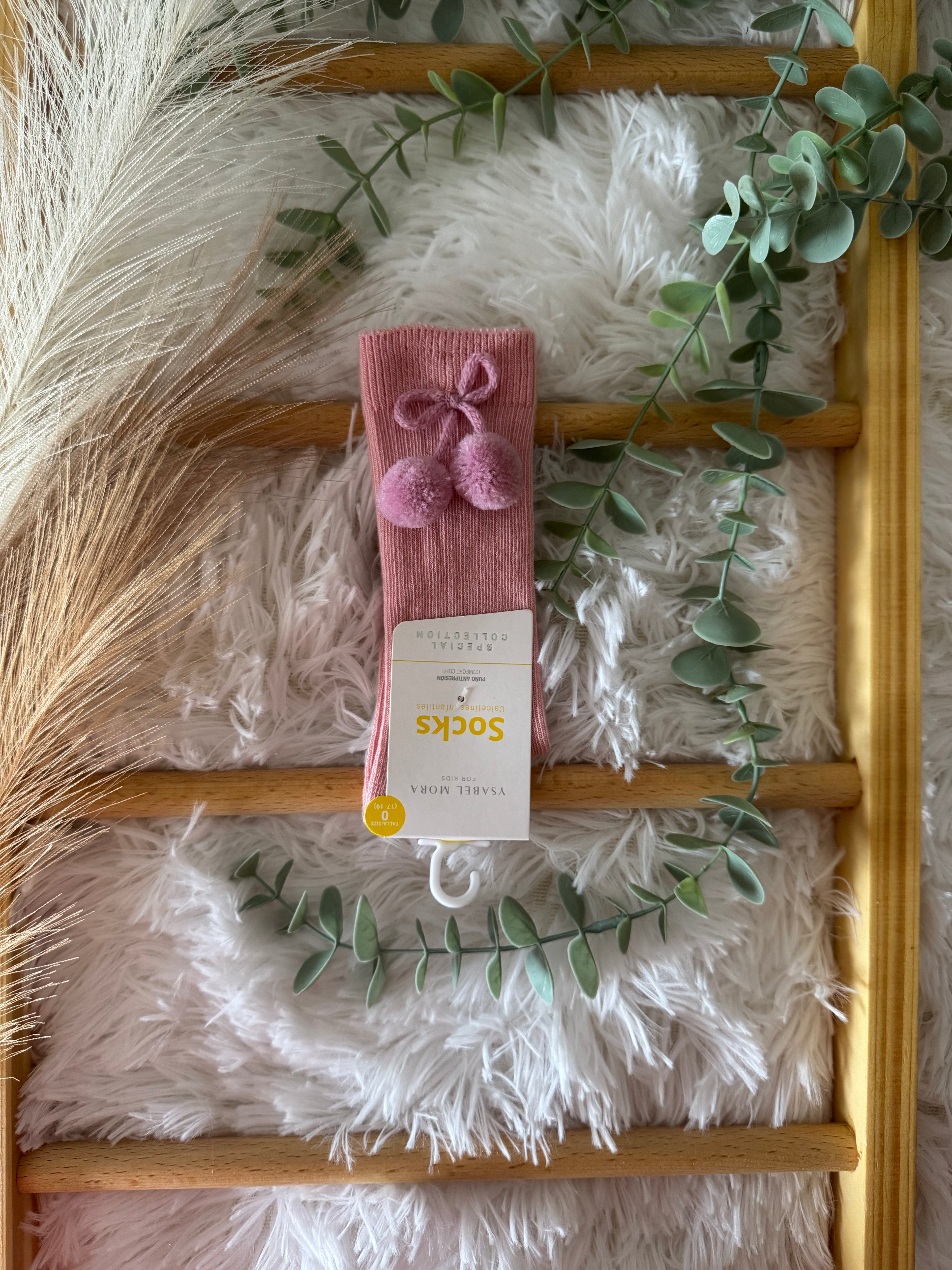 Meias com pompom de várias cores