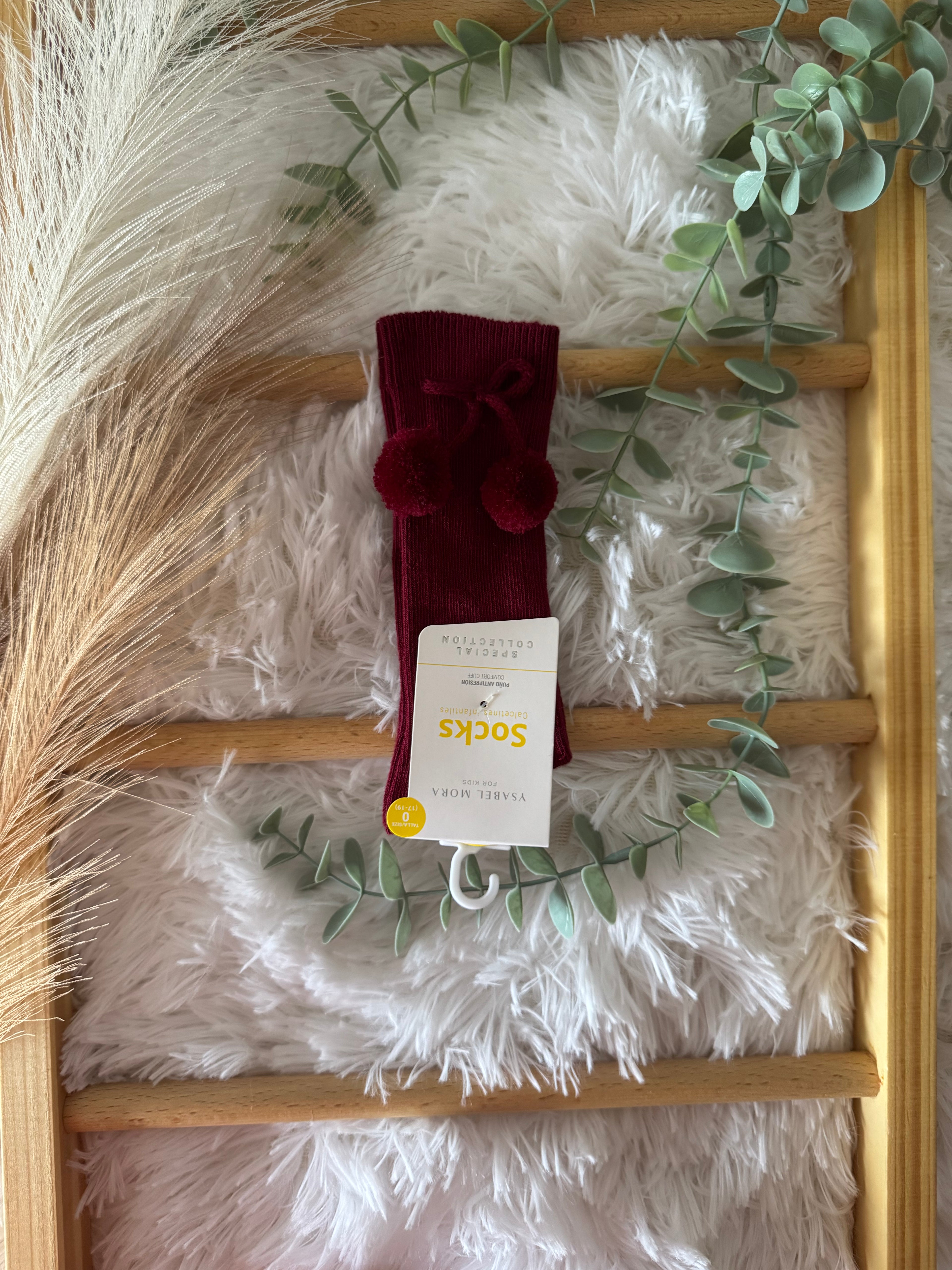 Meias com pompom de várias cores