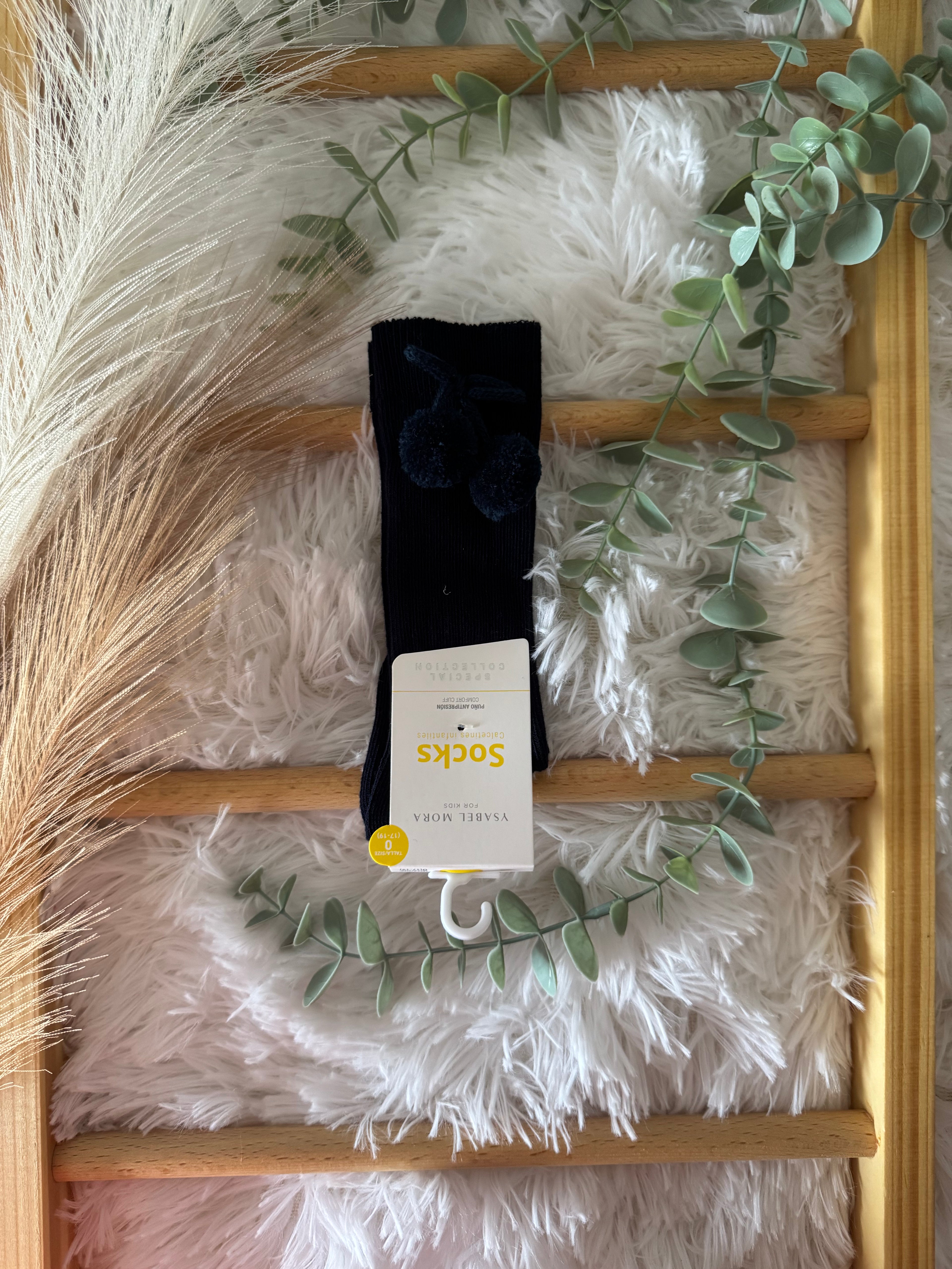 Meias com pompom de várias cores