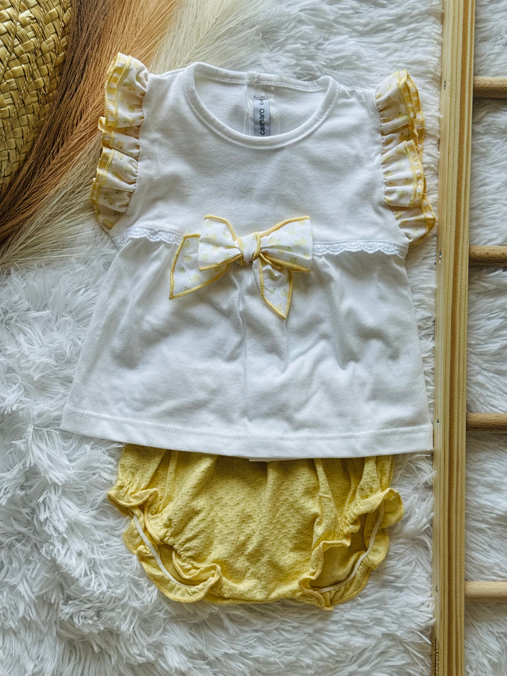 Blusa branca e tapa fralda amarelo da Calamaro