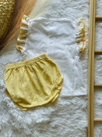 Blusa branca e tapa fralda amarelo da Calamaro