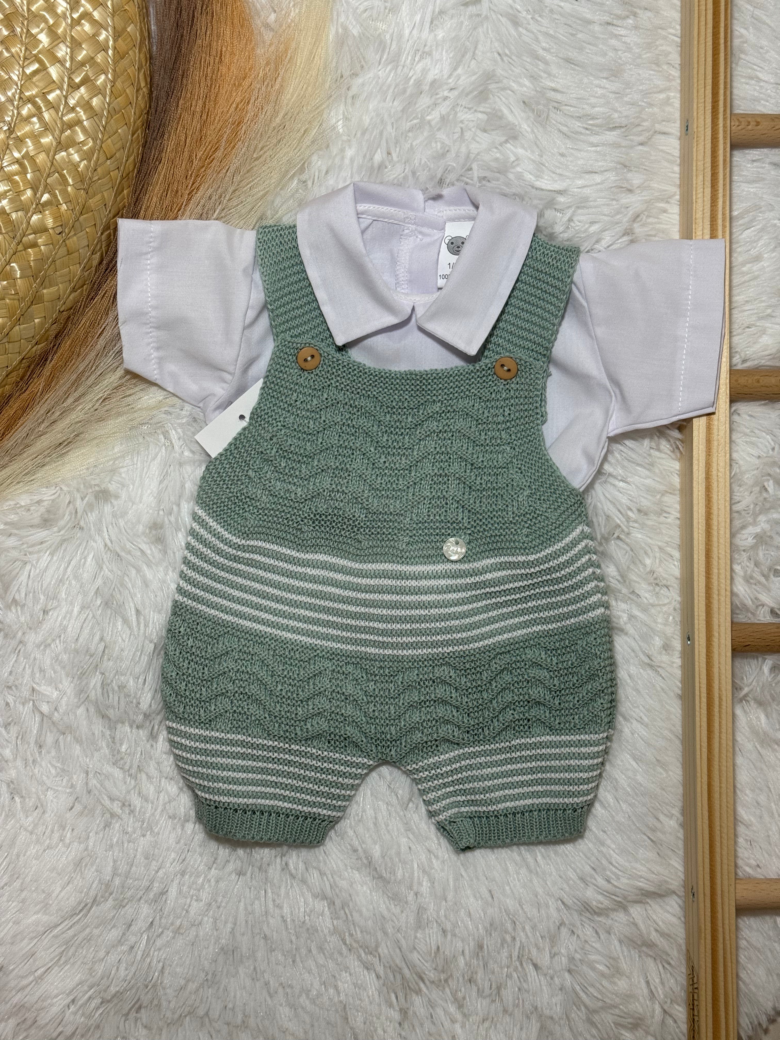 Conjunto jardineiras verdes e camisa branca