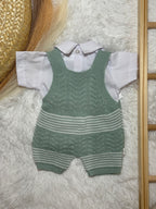 Conjunto jardineiras verdes e camisa branca