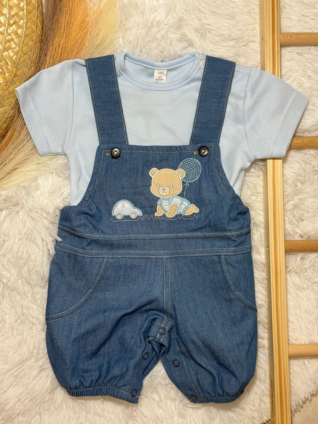 Jardineiras de ganga fina com T-shirt