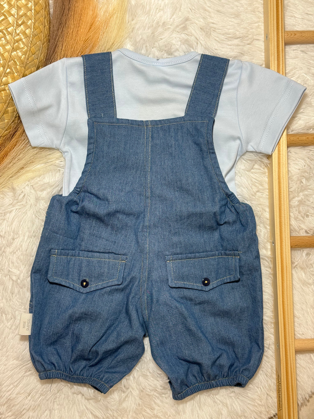 Jardineiras de ganga fina com T-shirt