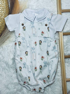 Fofo branco com camisa de gola recta