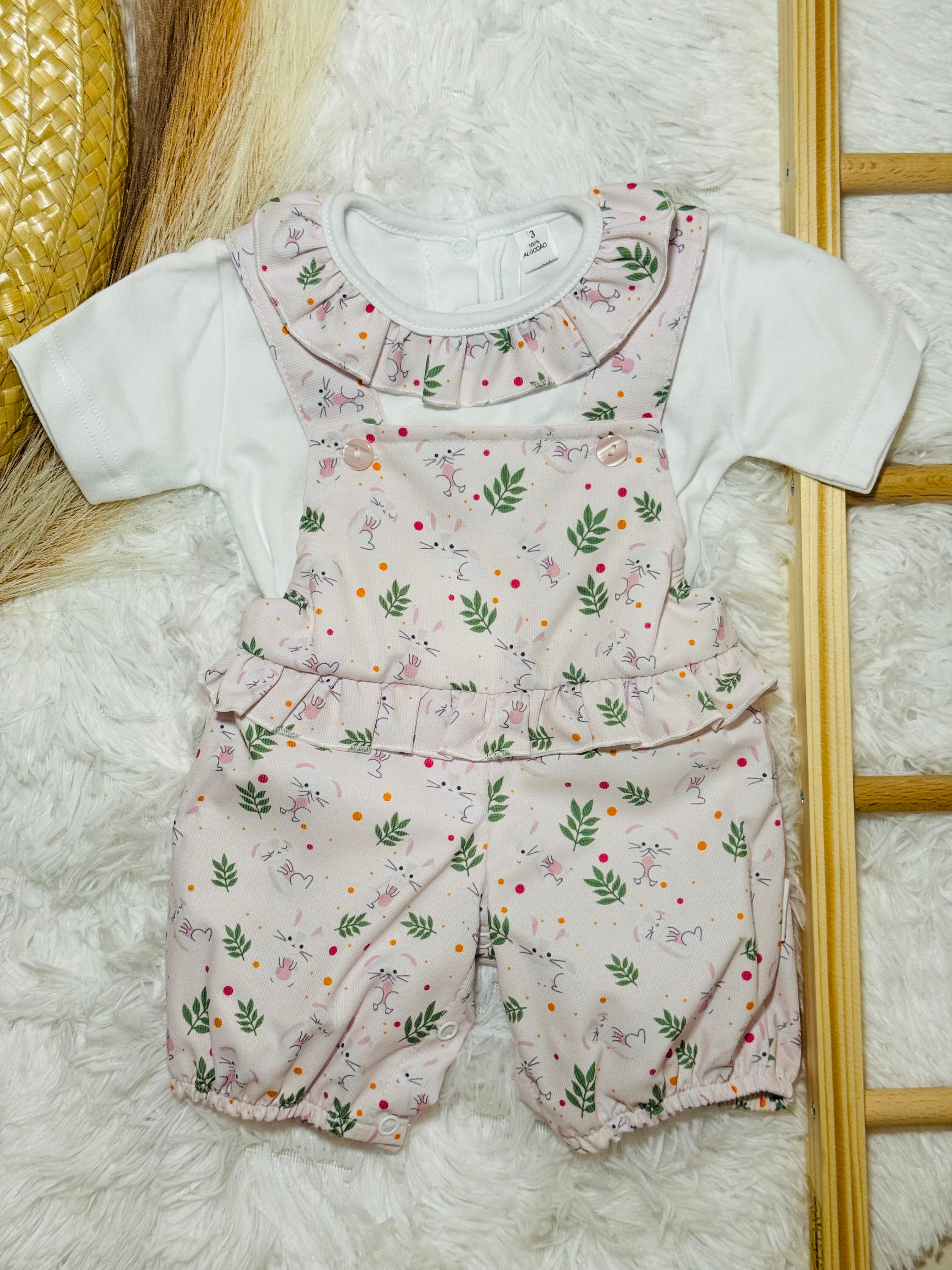 Jardineiras rosa com blusa de gola