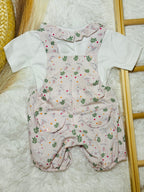 Jardineiras rosa com blusa de gola