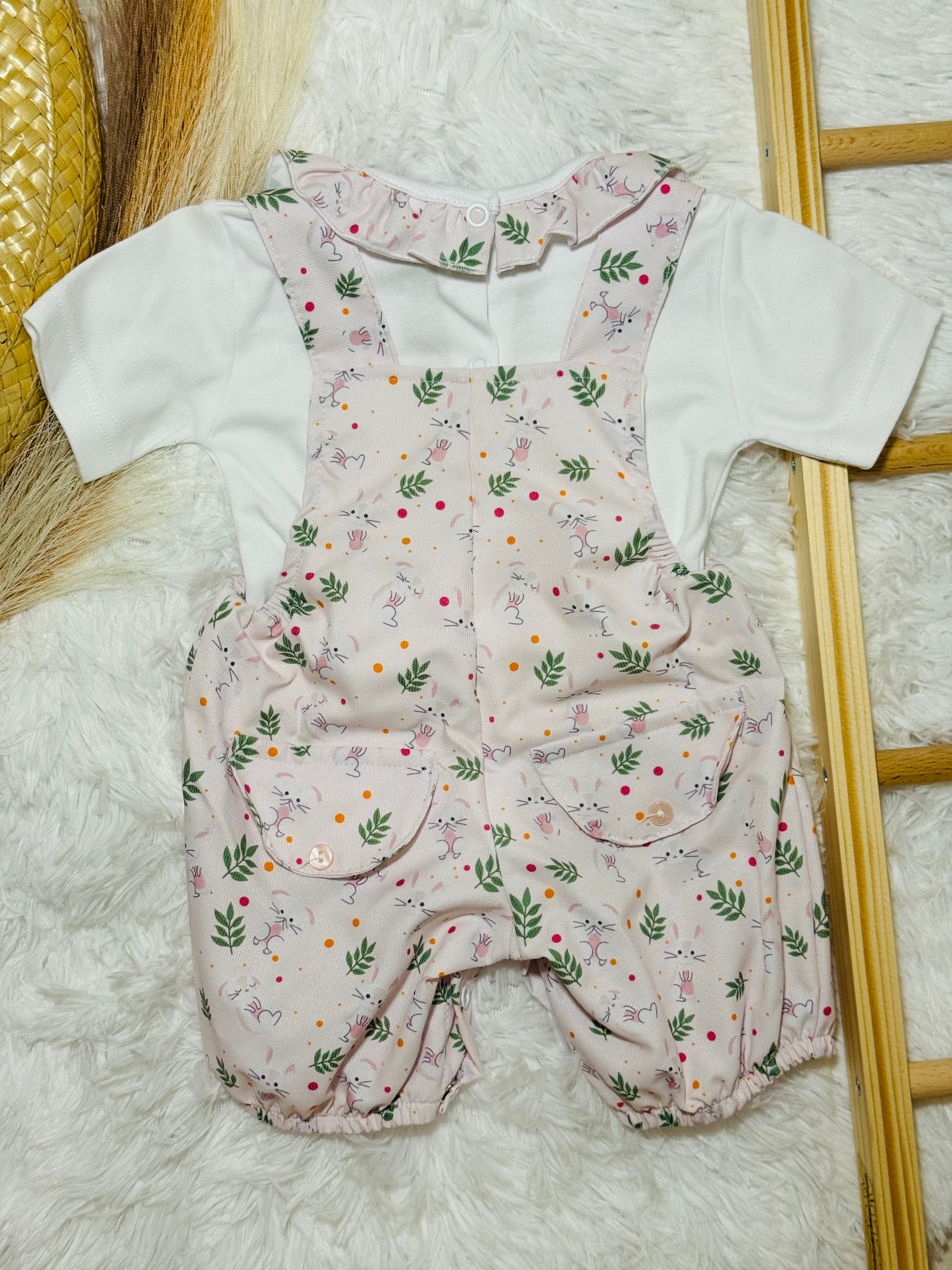 Jardineiras rosa com blusa de gola