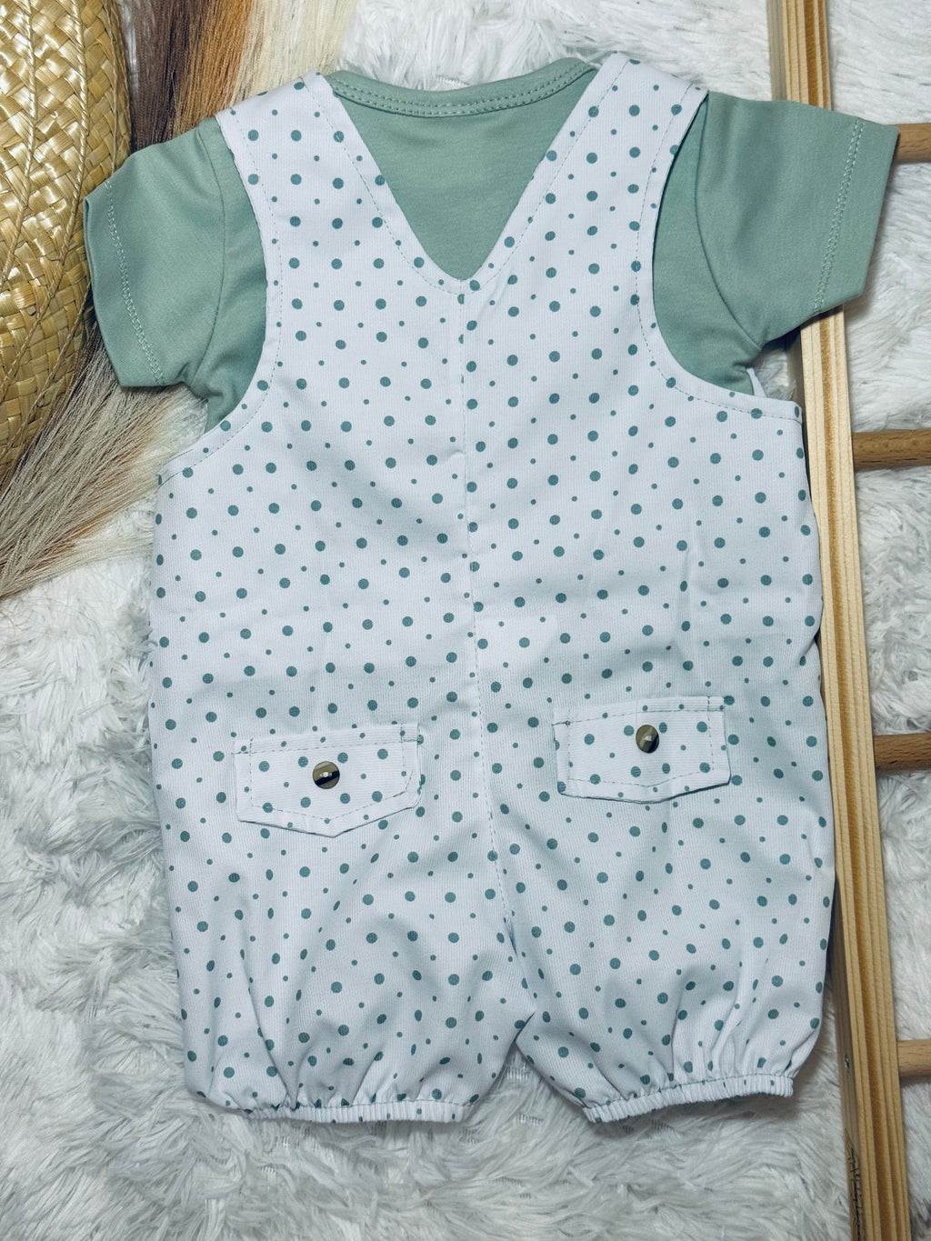 Jardineiras brancas com Tshirt