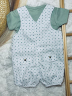 Jardineiras brancas com Tshirt